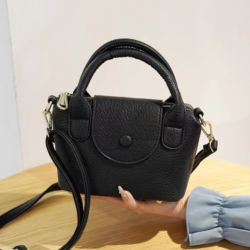A new 2025 women's bag with a niche design, versatile, fashionable and exquisite texture, a small square bag, a single-shoulder crossbody bag, and a Korean-style bag details Picture