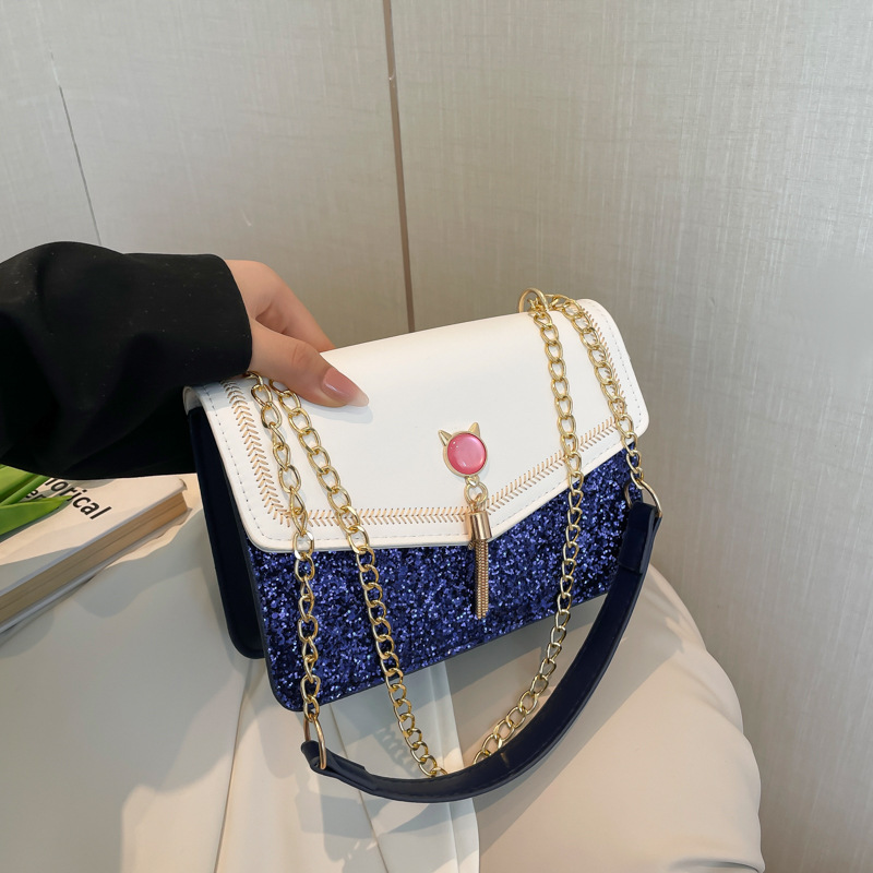 This year, the "Women's Summer 2025" trendy and fashionable commuter crossbody bag with a high-end chain and small square bag is in vogue full figure