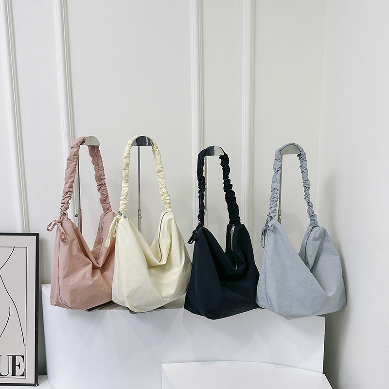 Cloud-shaped pleated drawstring shoulder strap canvas dumpling bag solid color simple and laid-back style commuting versatile single-shoulder crossbody bag for women Application Scenario