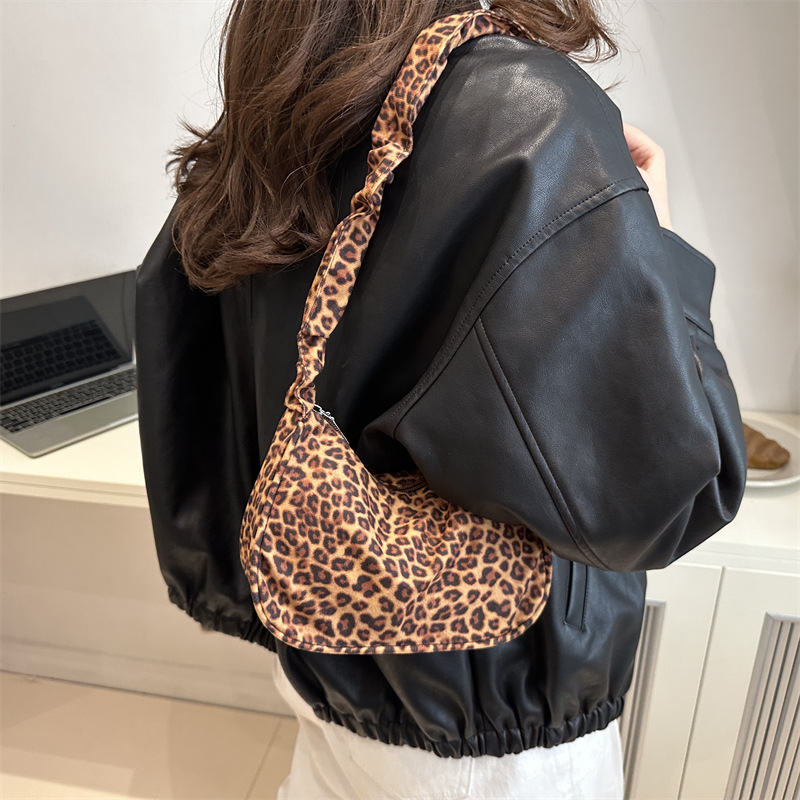 Korean-style ins leopard print canvas bag, a versatile cloth bag with a laid-back and relaxed vibe for women, and a large-capacity student single-shoulder tote bag details Picture