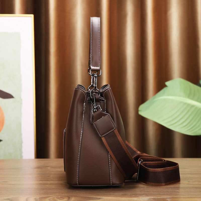 A retro and high-end handbag, a new winter fashion and versatile bucket bag for women in 2025, a niche and simple crossbody bag Application Scenario