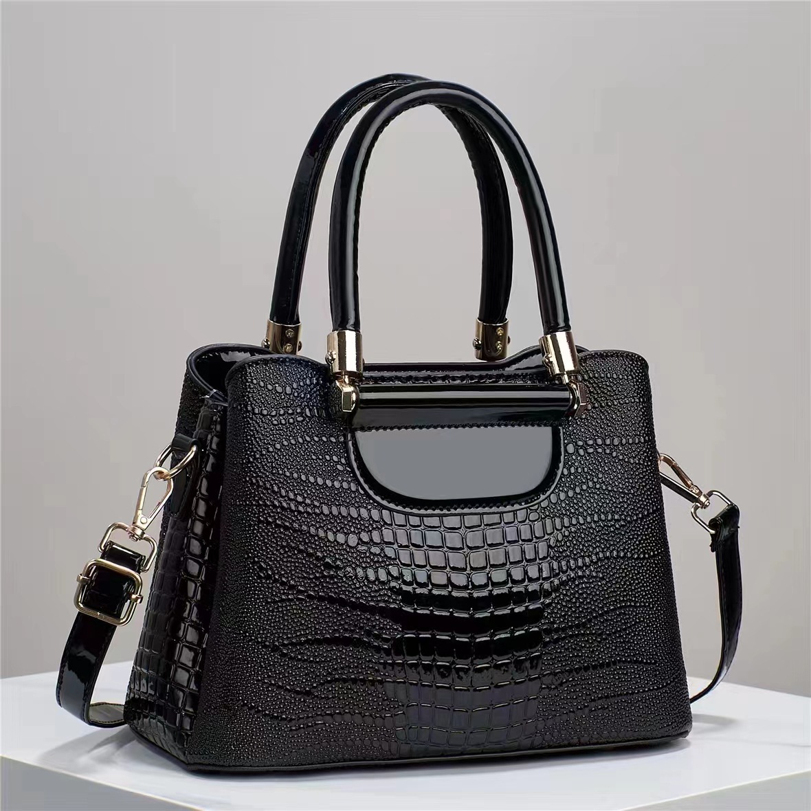 European and American style simple large-capacity crossbody bag for women, high-end and fashionable crocodile pattern handbag, stylish and casual single-shoulder bag full figure