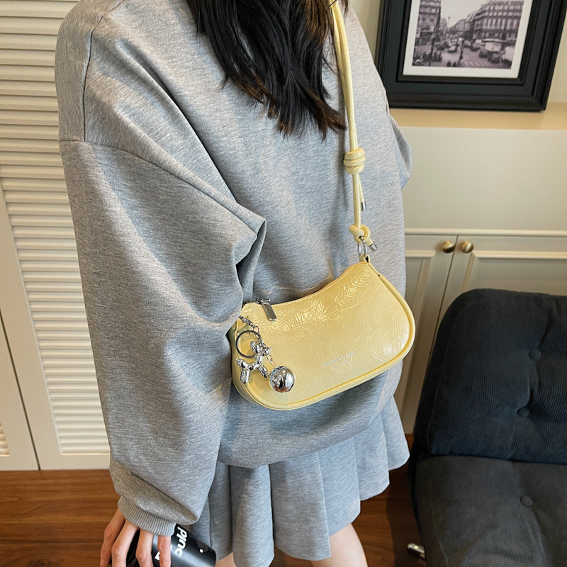 Summer bestseller niche underarm bag for women 2025 New stylish and versatile crossbody bag super popular solid color single-shoulder bag Application Scenario