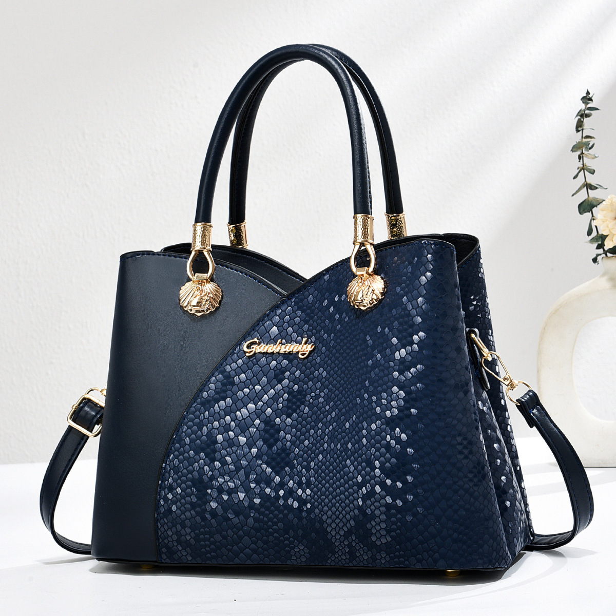 This is a grand handbag for middle-aged mothers on Mother's Day. It has a large capacity and can be worn diagonally on one shoulder by the wedding mother-in-law full figure