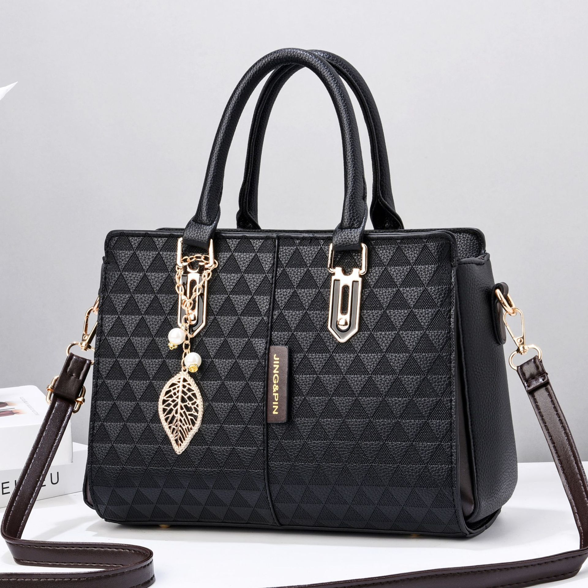The 2022 new autumn and winter versatile crossbody bag for women, a fashionable winged single-shoulder large bag and a simple handbag full figure