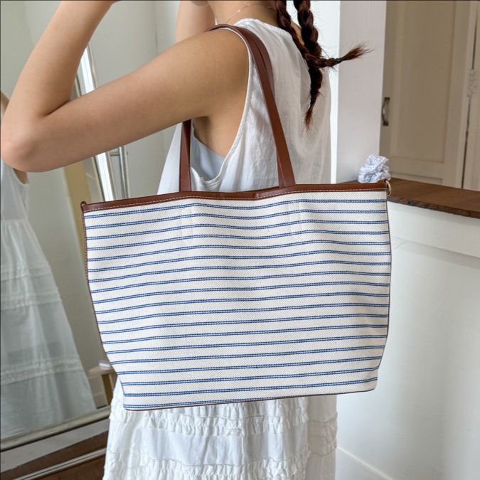 Korean large-capacity tote bag 2025 new style high-end shoulder bag, commuting canvas bag, niche and versatile underarm bag full figure
