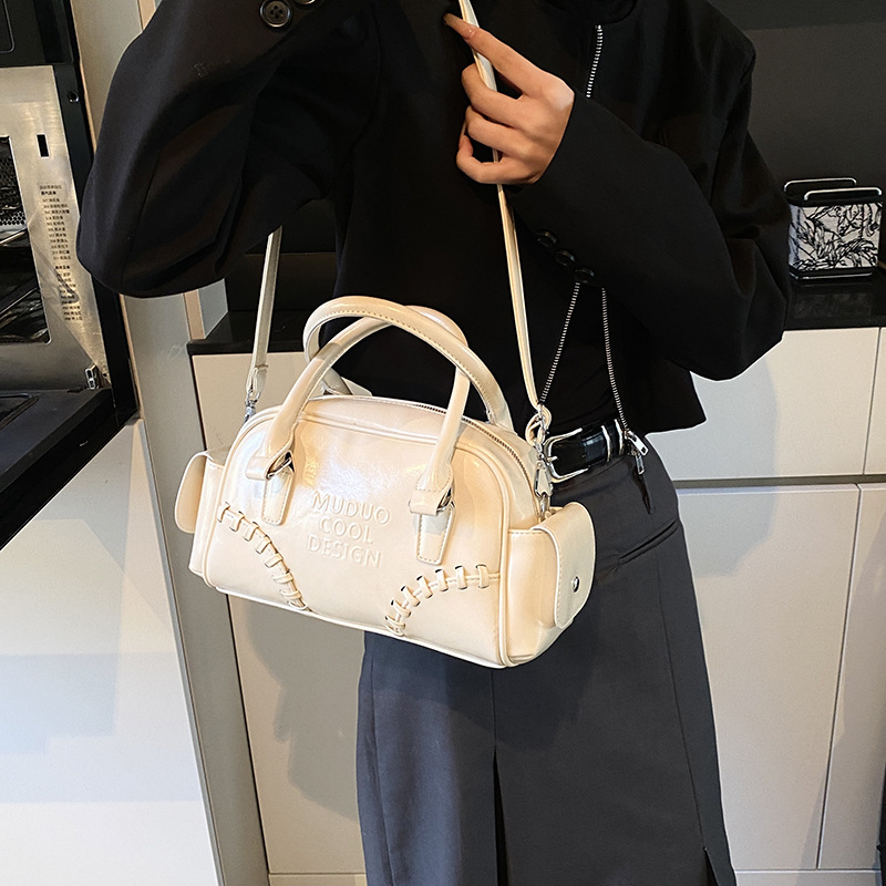 High-end and fashionable handbag for women, 2025 new motorcycle and hot girl style, casual and versatile, crossbody carry for going out full figure