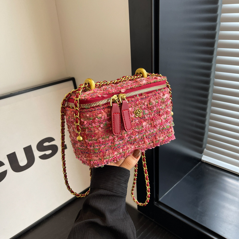French niche fashion chain bag for women, 2024 new chanel-style woolen hand-held box bag, versatile crossbody bag full figure