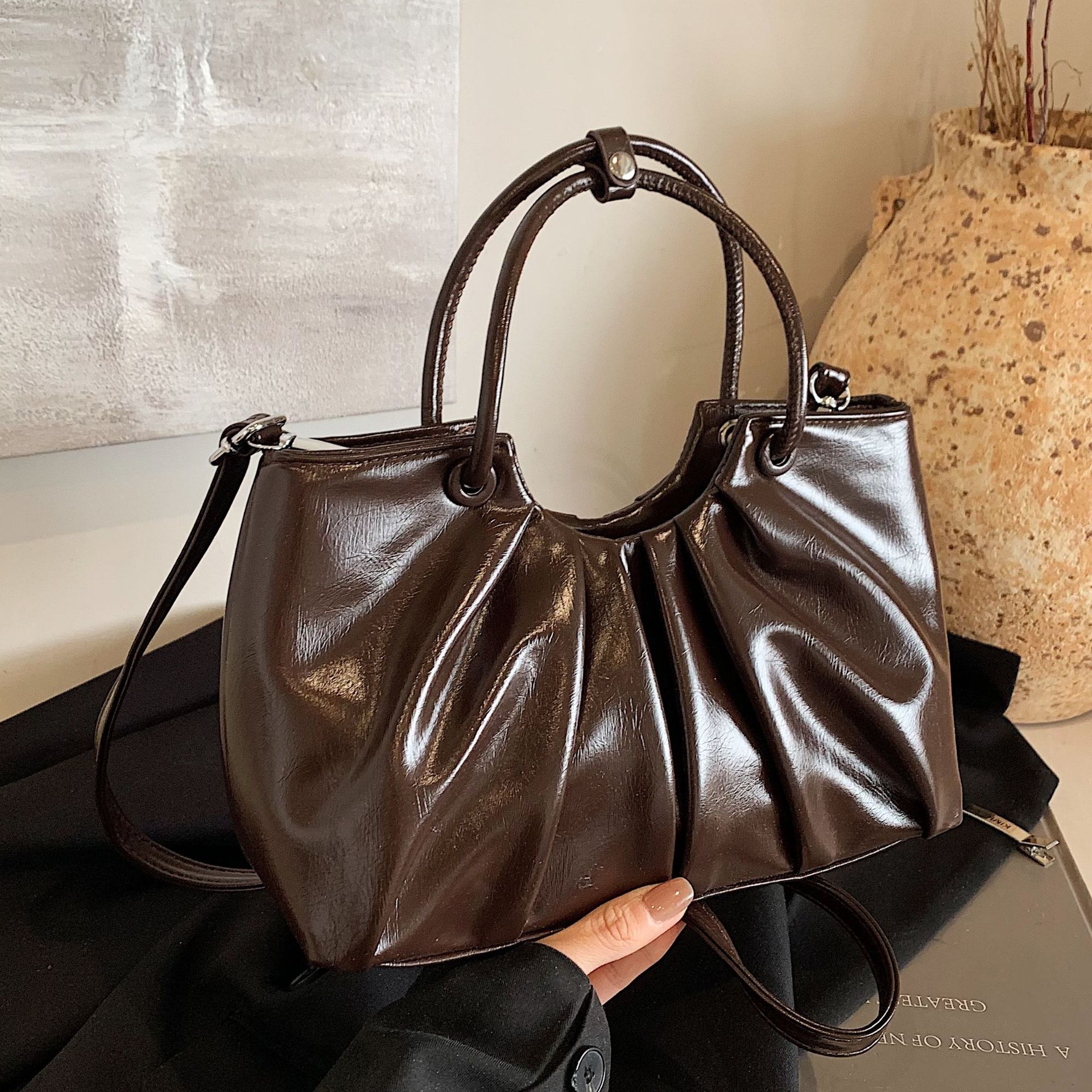 High-end retro oil wax leather small bag for women, 2024 new autumn and winter versatile crossbody bag, hand-held pleated bag full figure