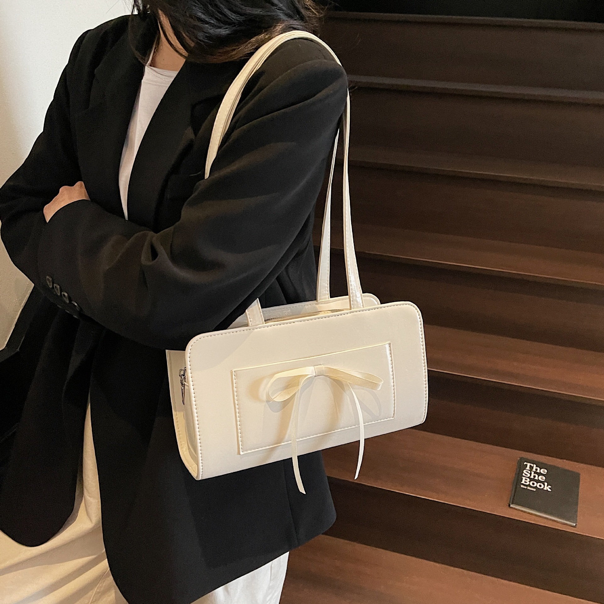 A niche quality underarm bag for women in 2025, a trendy and fashionable Korean-style bow tote bag, a hand-held commuter bag full figure