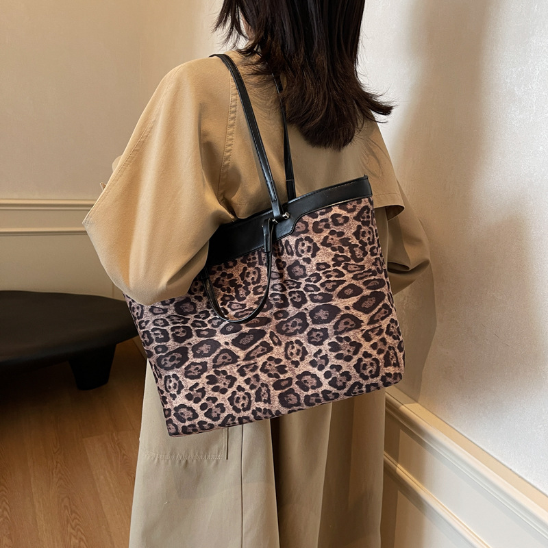 A new Korean niche leopard print canvas bag for women, a fashionable, casual and laid-back style single-shoulder bag, and a large-capacity commuter tote bag Application Scenario