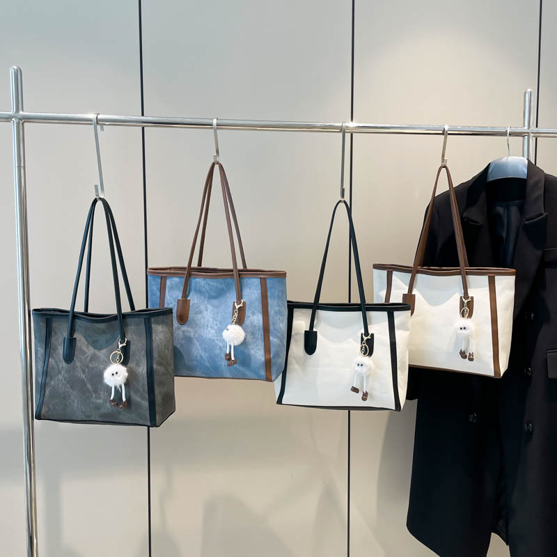 Fashionable retro color-blocking tote bag for women, Spring 2025 new style, large-capacity single-shoulder bag, trendy underarm bag Application Scenario