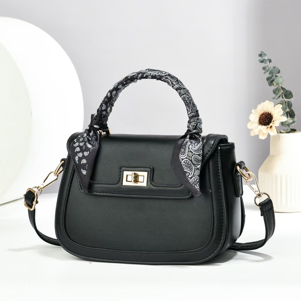 The new patchwork chanel-style small bag has a high appearance level, a color-blocking fashionable handbag, a simple cross-border single-shoulder bag and a crossbody bag details Picture