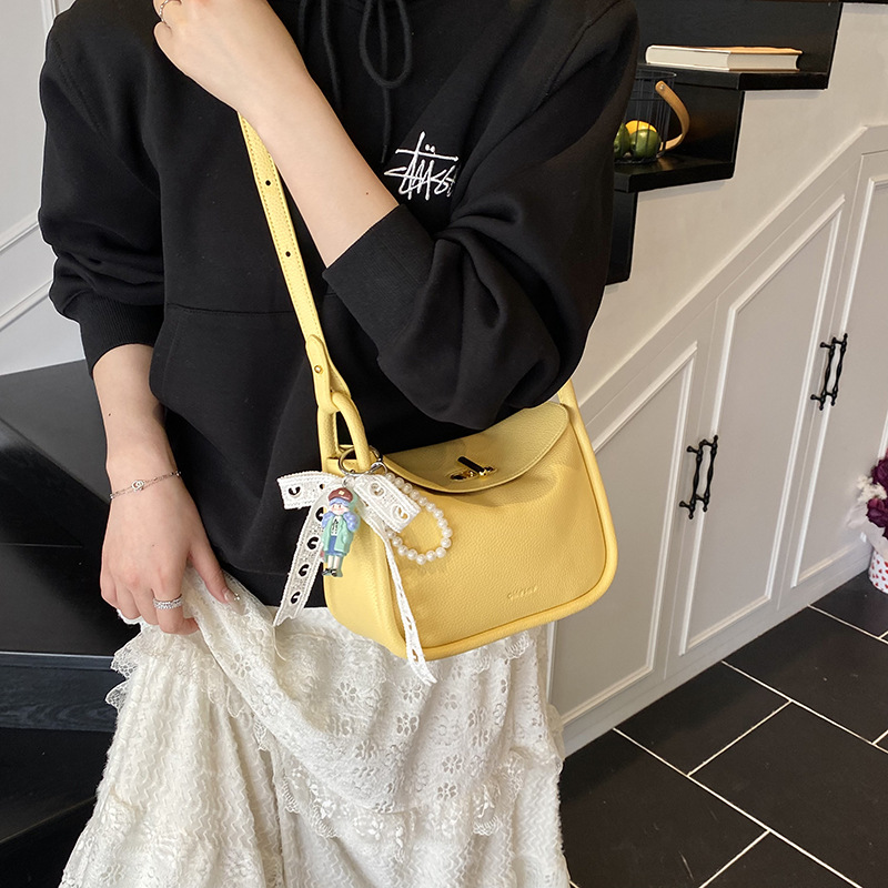 Niche design toast bag for women, 2025 new Korean lychee pattern handbag, commuting single-shoulder crossbody pillow bag Application Scenario