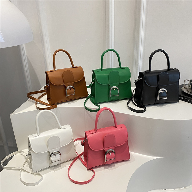 A fashionable new hand-held shoulder crossbody small square bag, a lychee pattern Kelly bag, a women's quality commuting bag Application Scenario
