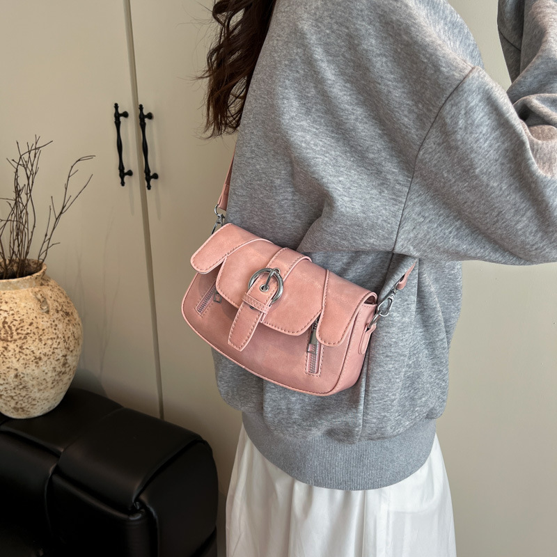 Cross-border foreign trade women's 2025 new style niche retro single-shoulder underarm bag, casual and stylish crossbody small square bag Application Scenario