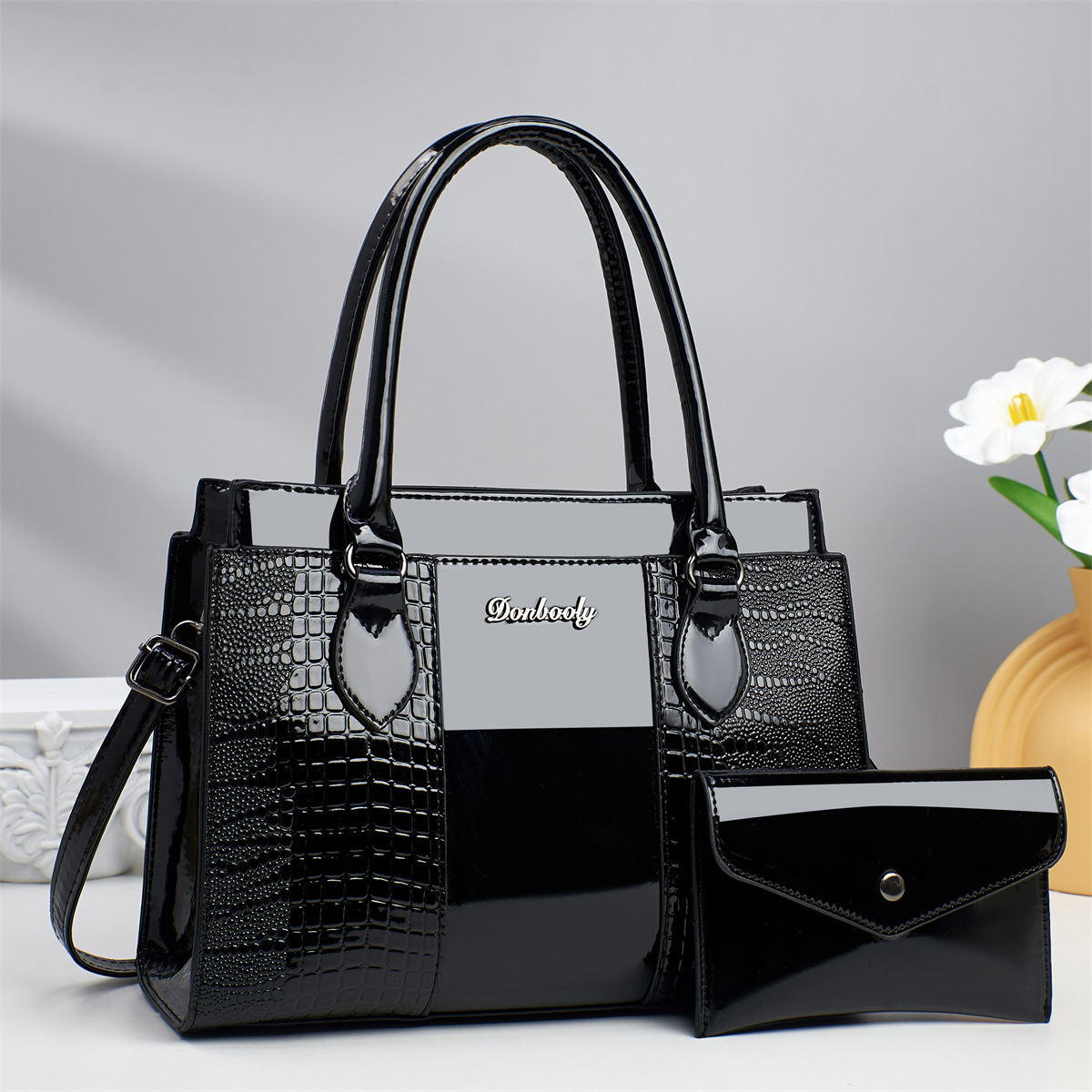 A new set of three-piece cross-border women's bags from the manufacturer, featuring urban crocodile pattern hand-held buns, mother bags, and single-shoulder crossbody bags Application Scenario