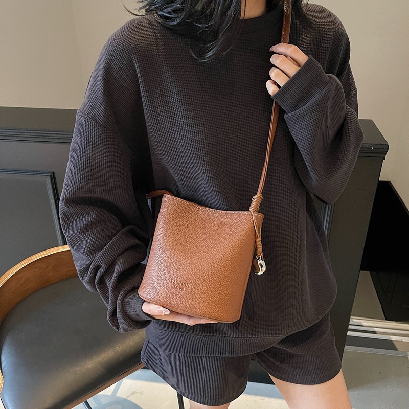 Trendy and fashionable lychee pattern bucket bag for women, 2025 new versatile solid color simple single-shoulder bag, stylish and casual crossbody bag Application Scenario