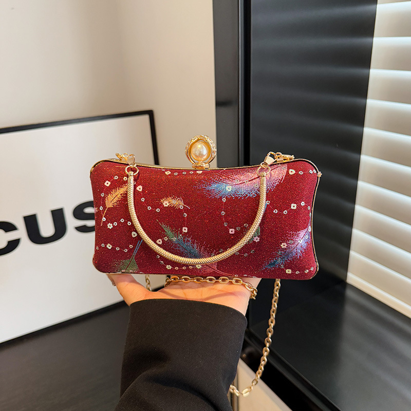 2025 New fashion chain hand-held banquet bag, single-shoulder crossbody dinner bag, high-quality hand-held feather flap bag full figure