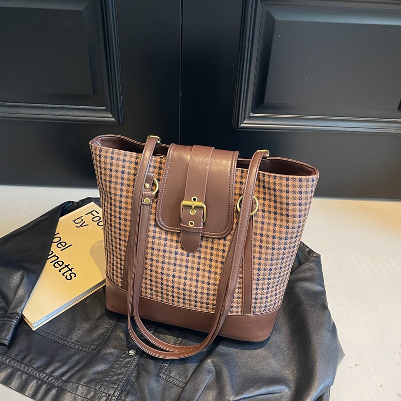 Large-capacity commuter tote bag for women's casual 2024 new versatile single-shoulder shopping bag, trendy and fashionable backpack details Picture