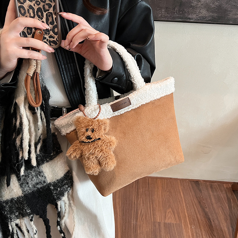 Korean style ins niche design retro handbag, trendy and casual shopping basket bag, imitation lambskin tote bag Application Scenario