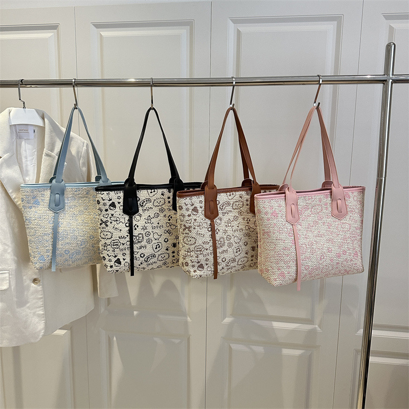 Simple tote bag for women 2025 New style, trendy large-capacity commuter underarm bag for women, college student handbag, crossbody bag Application Scenario