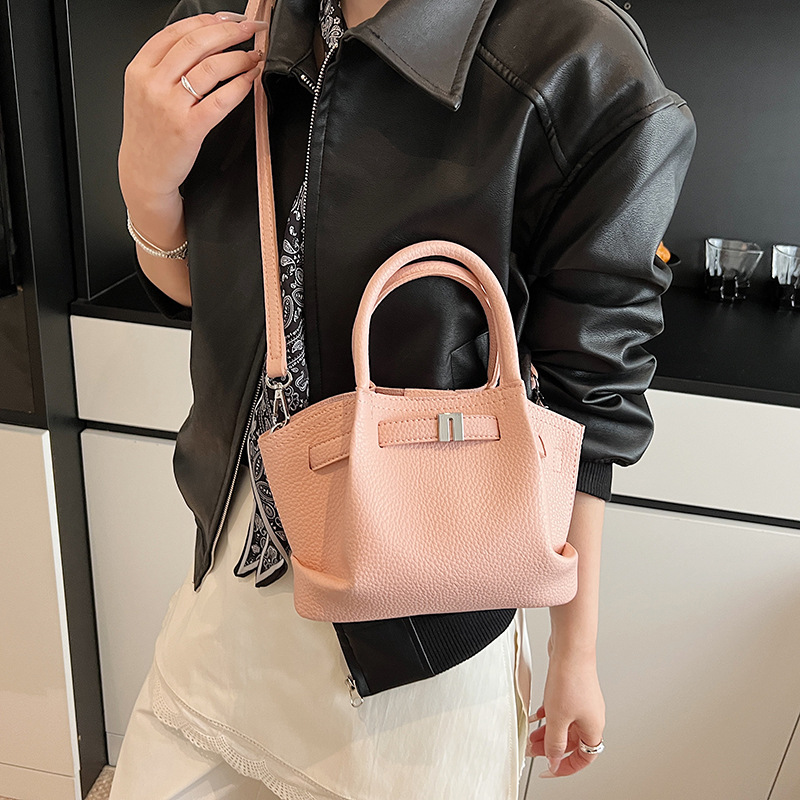 Fashionable and high-end hand-held vegetable basket bag for women 2025, new pleated versatile single-shoulder bag, stylish and light luxury crossbody bag Application Scenario