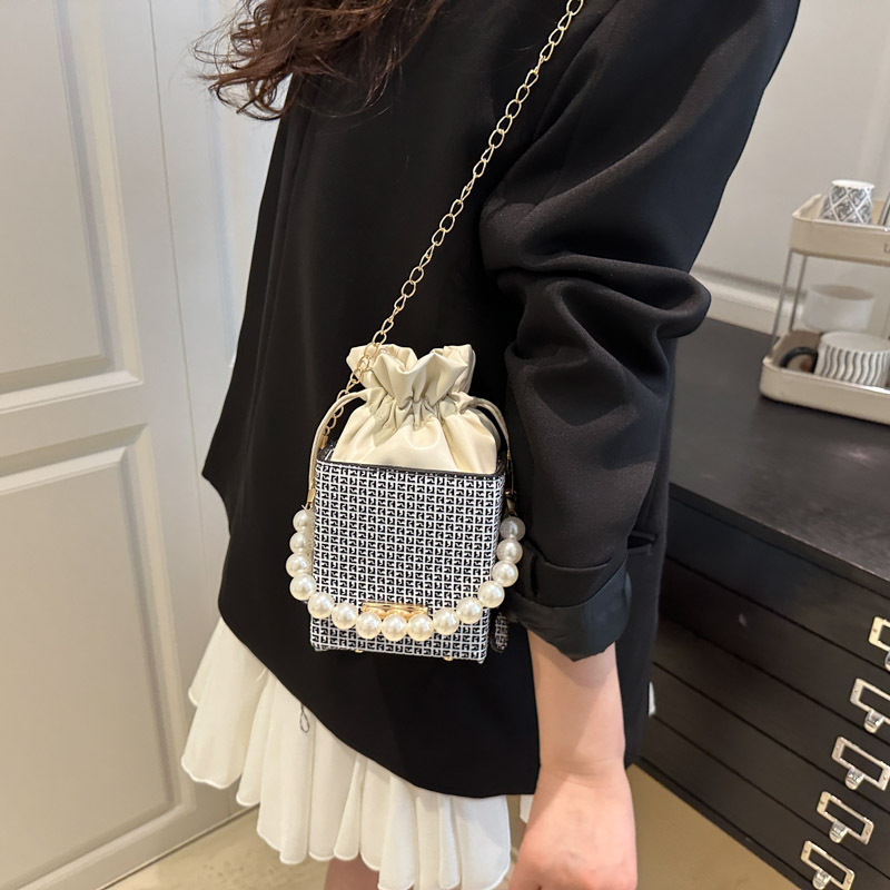 The 2025 new pearl chain bucket bag is a niche design for women with a high-end feel. It is a mini phone bag that can be carried diagonally on one shoulder or by hand details Picture