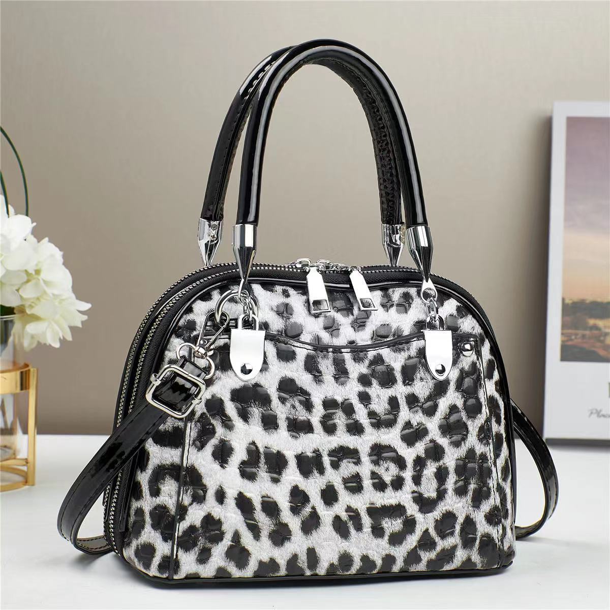 The new retro leopard print handbag is a unique and versatile cross-border, elegant and trendy single-shoulder crossbody bag with a stylish and fashionable texture. It is also a princess bag Specification drawing