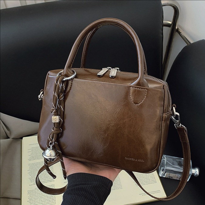 Korean retro hand-held small square bag for women 2025 new style, high-end soft leather, fashionable and versatile, single-shoulder crossbody pillow bag full figure