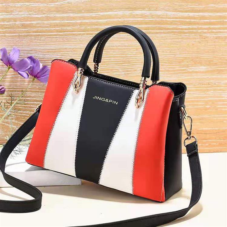 The 2022 new trendy large-capacity handbag with contrasting colors, a stylish and elegant single-shoulder crossbody bag for women Application Scenario