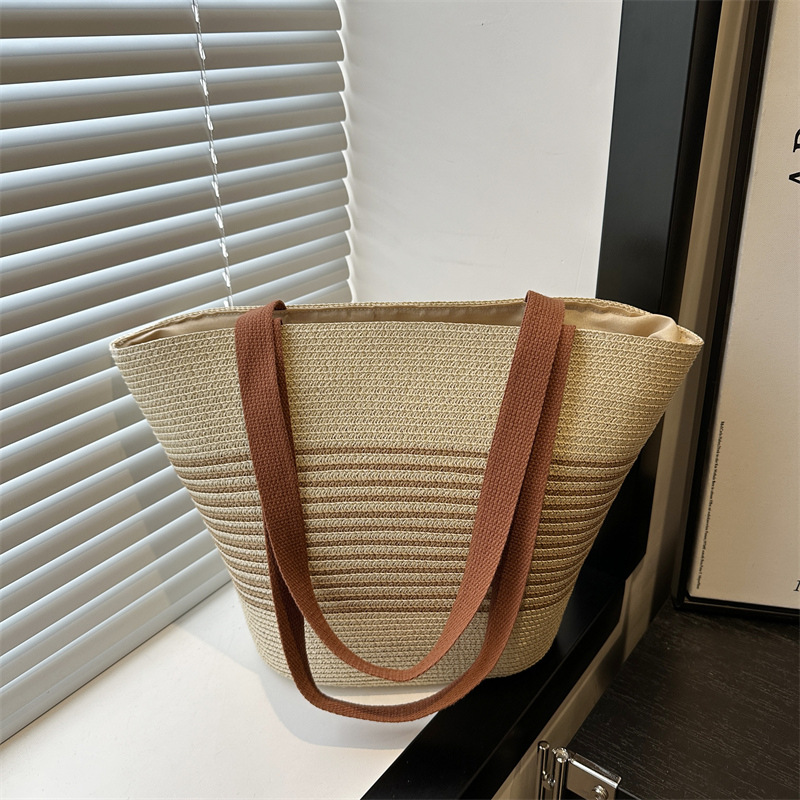 Minimalist hand-held woven bag, large-capacity open bucket bag, portable travel bag, summer vacation bag full figure