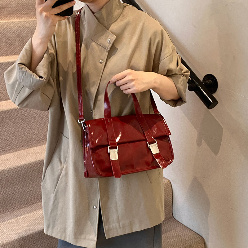 Large-capacity bag, retro and versatile for women, 2024 new casual and trendy single-shoulder crossbody bag, hand-carry commuter messenger bag Application Scenario