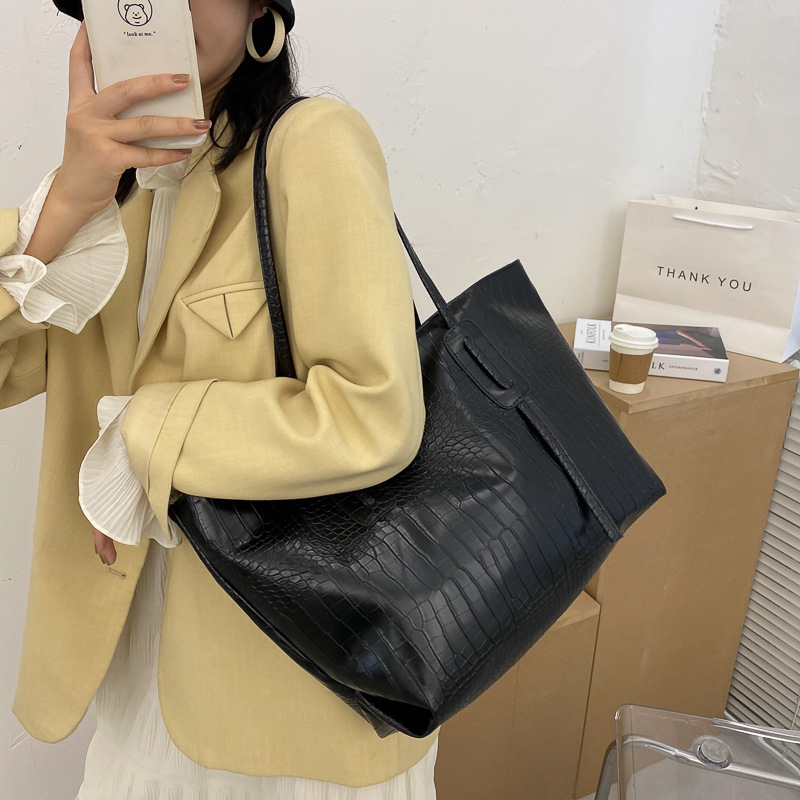 Simple and large-capacity bag for women, 2020 new style, trendy and fashionable, crocodile pattern, versatile, single-shoulder, popular on social media, with a particularly large handle Application Scenario