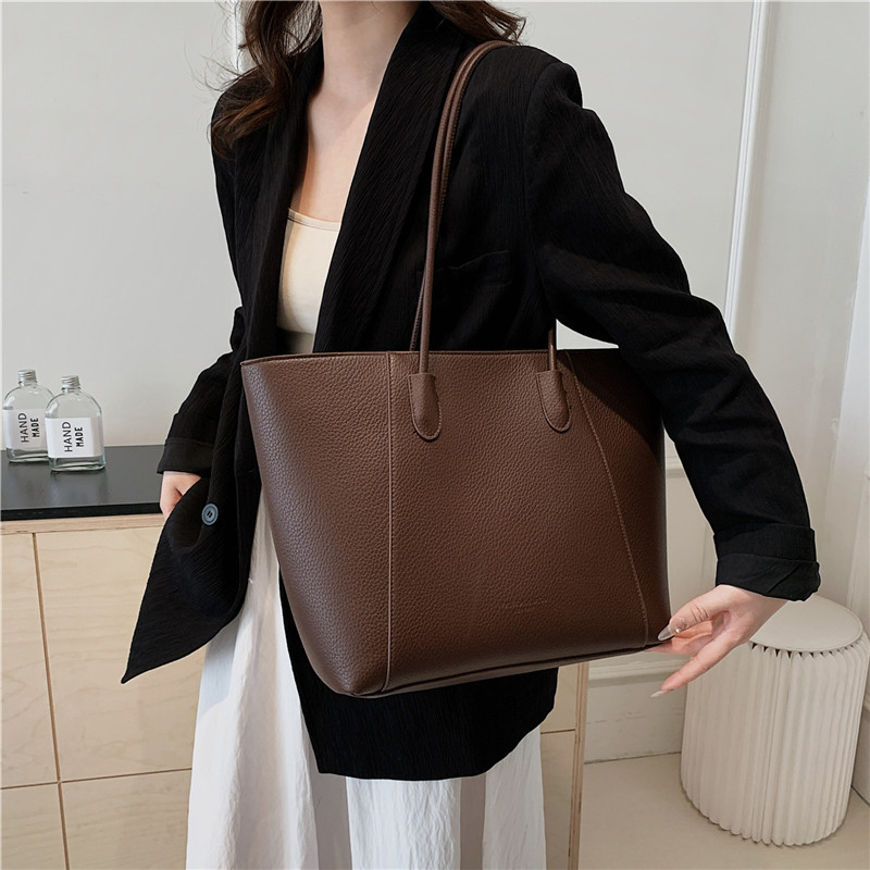 Large-capacity soft-faced retro bucket bag 2024 new solid color fashionable casual commuting simple single-shoulder tote bag details Picture