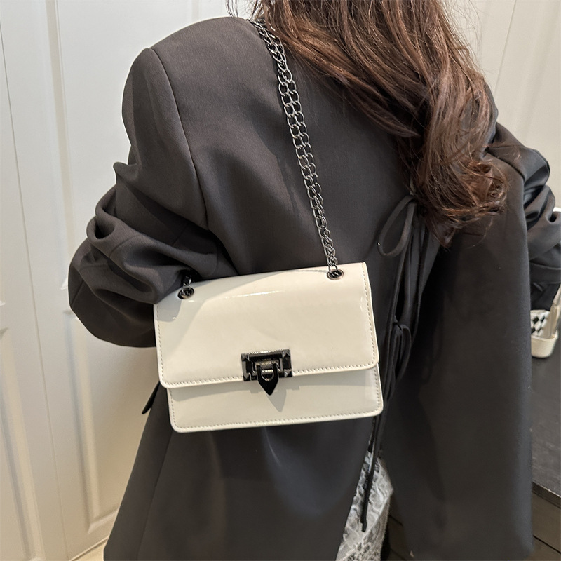 Solid color ladies' lock chain crossbody bag 2025 Summer new style versatile single-shoulder armpit small square bag for cross-border details Picture