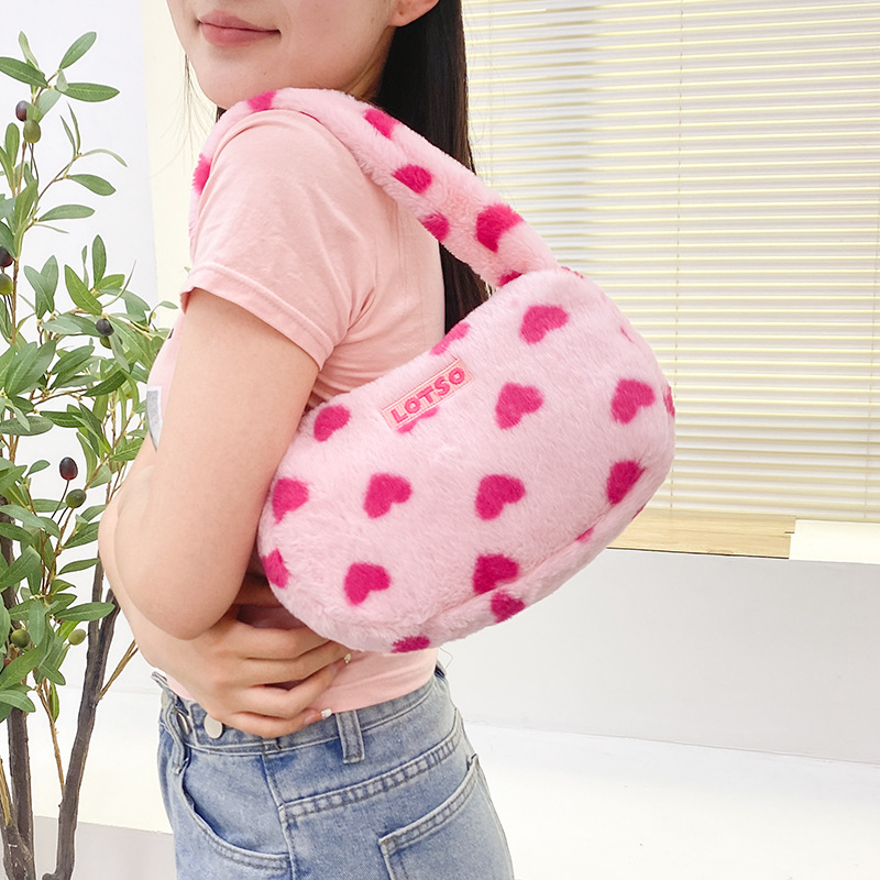 New strawberry bear underarm bag, fluffy heart single-shoulder bag, handbag, sweet and cute, soft girl hand-held storage bag Specification drawing