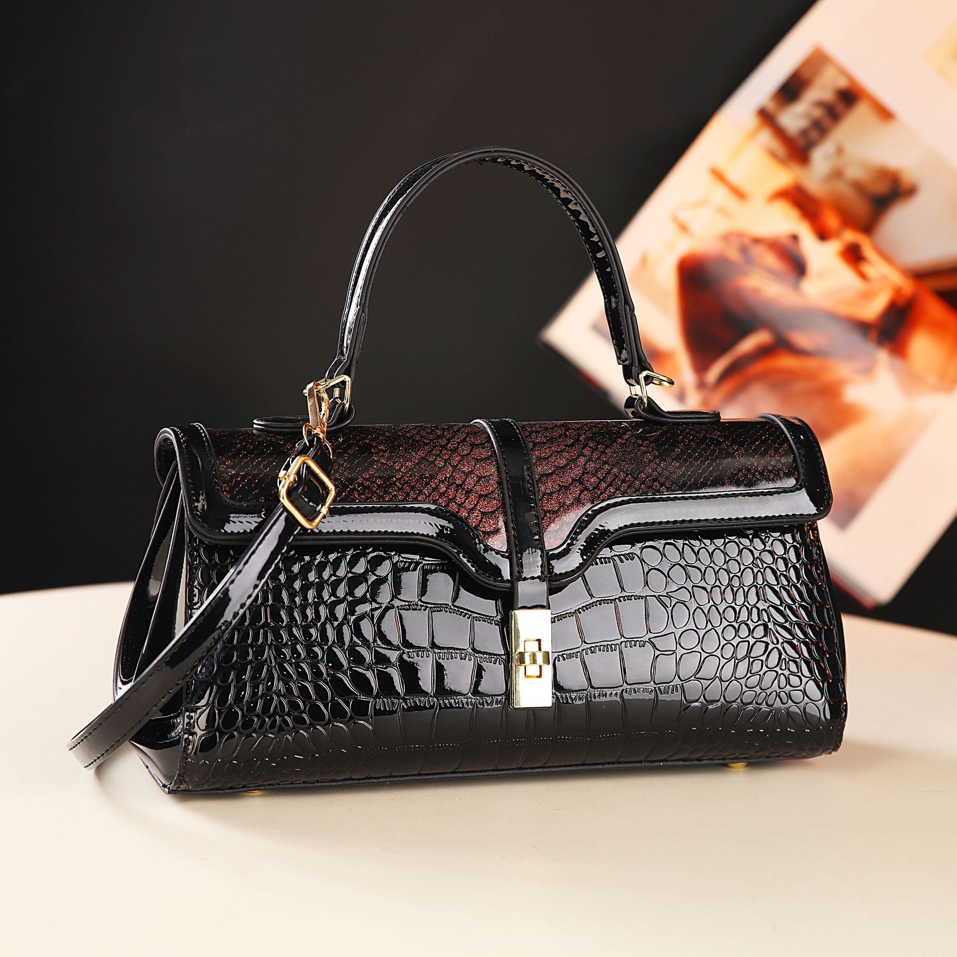 This large-capacity patent leather bag features a niche design for women and is suitable for middle-aged and elderly mothers. It is a versatile and casual crossbody bag for commuting details Picture