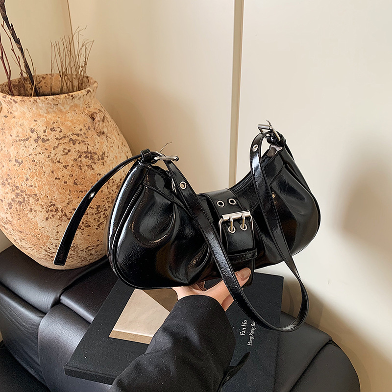 A niche retro red pleated bag for women in 2025, featuring a motorcycle and hot girl style, with a belt buckle, single-shoulder underarm bag and crossbody bag Specification drawing