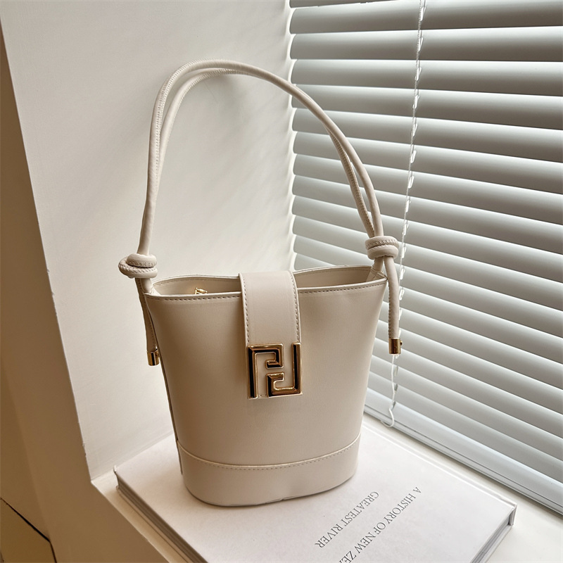 A high-quality and elegant bucket tote bag for women, a new summer 2025 trendy and versatile single-shoulder crossbody bag for ladies full figure