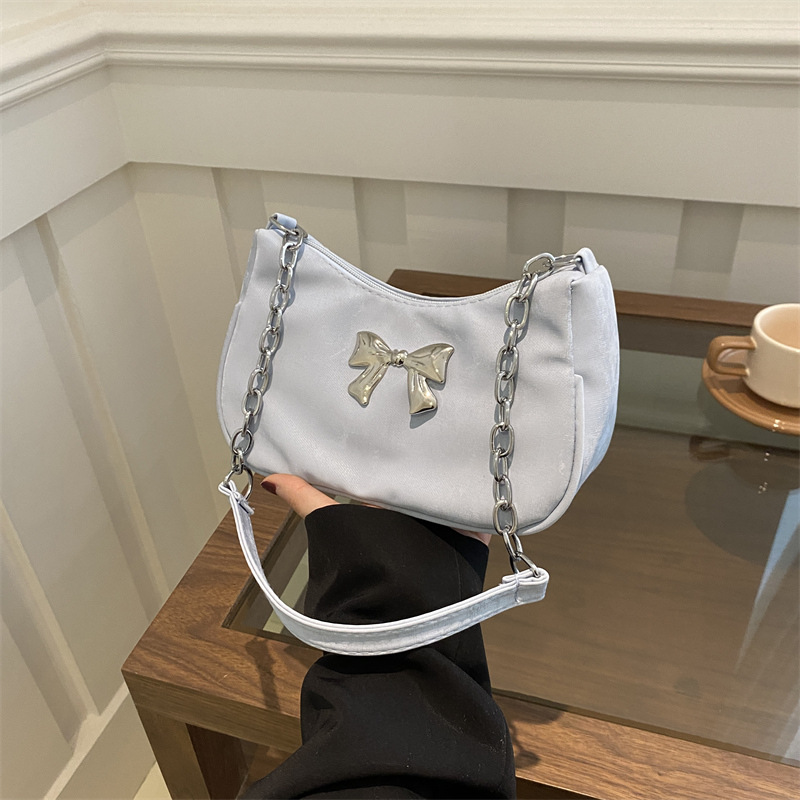 This fashionable and simple bow design chain single-shoulder bag is a trendy new style for women and a versatile underarm bag for autumn and winter full figure