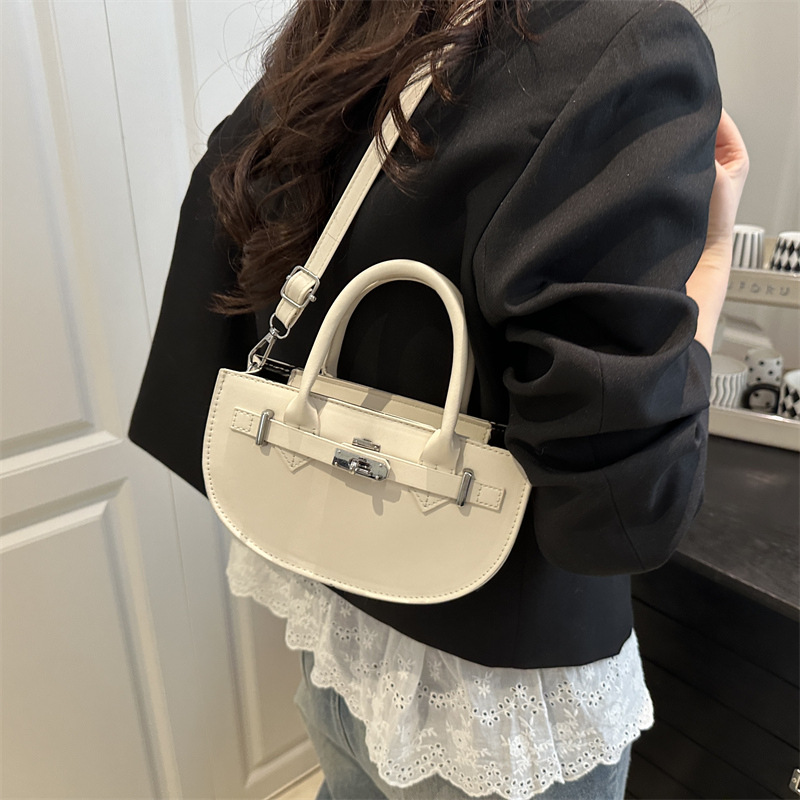 This year, a new spring 2025 niche crossbody bag for women is in vogue. It's a trendy, fashionable and high-quality single-shoulder bag details Picture