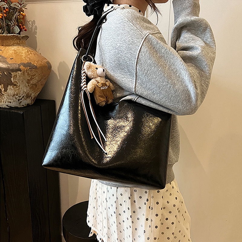 The 2025 new casual, fashionable and simple solid color underarm bucket bag is stylish and versatile for commuting. It's a single-shoulder crossbody bag Application Scenario