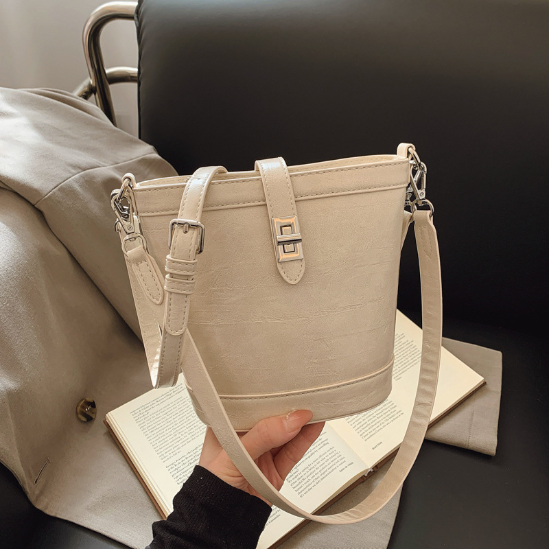 High-end bucket bag for women, 2025 new retro soft leather underarm bag, light luxury and niche design, single-shoulder crossbody bag details Picture