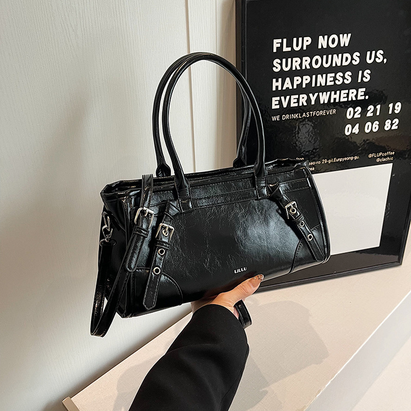 A simple and retro motorcycle bag for women, 2024 new high-end textured tote bag, single-shoulder, crossbody and hand-carry large-capacity bag Application Scenario