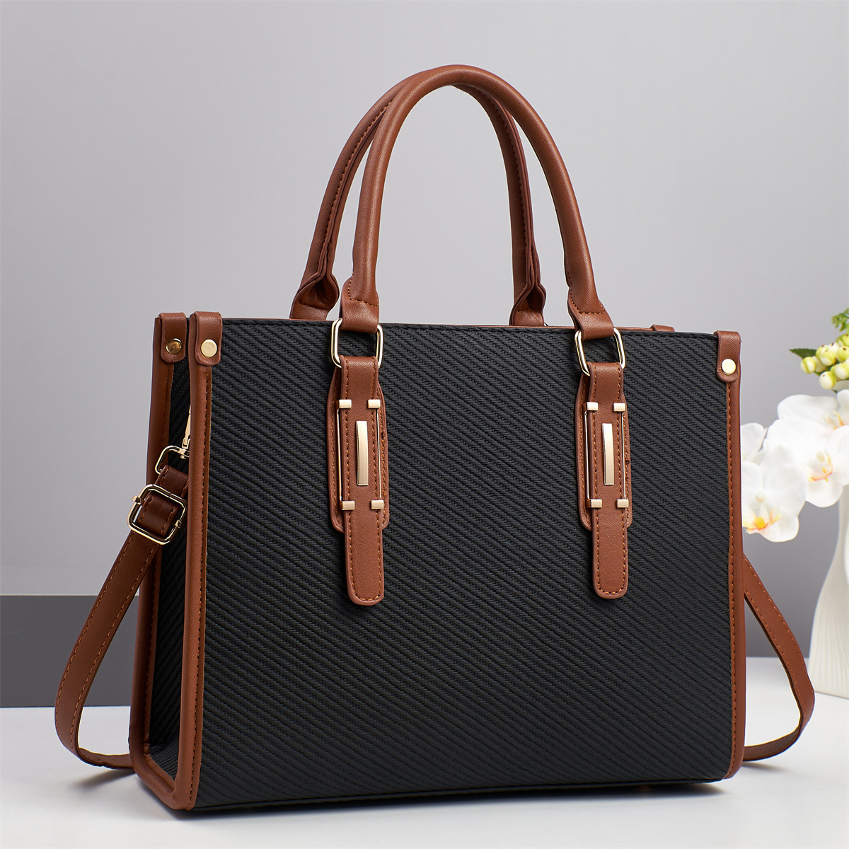 2025 Large-capacity tote bag, a high-end commuter handbag for women, a new business versatile color-blocking bag for women full figure