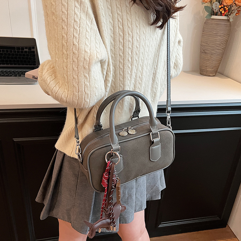 French niche hand-held small bag for women, 2024 new trendy retro matte versatile crossbody bag, single-shoulder Boston bag Application Scenario