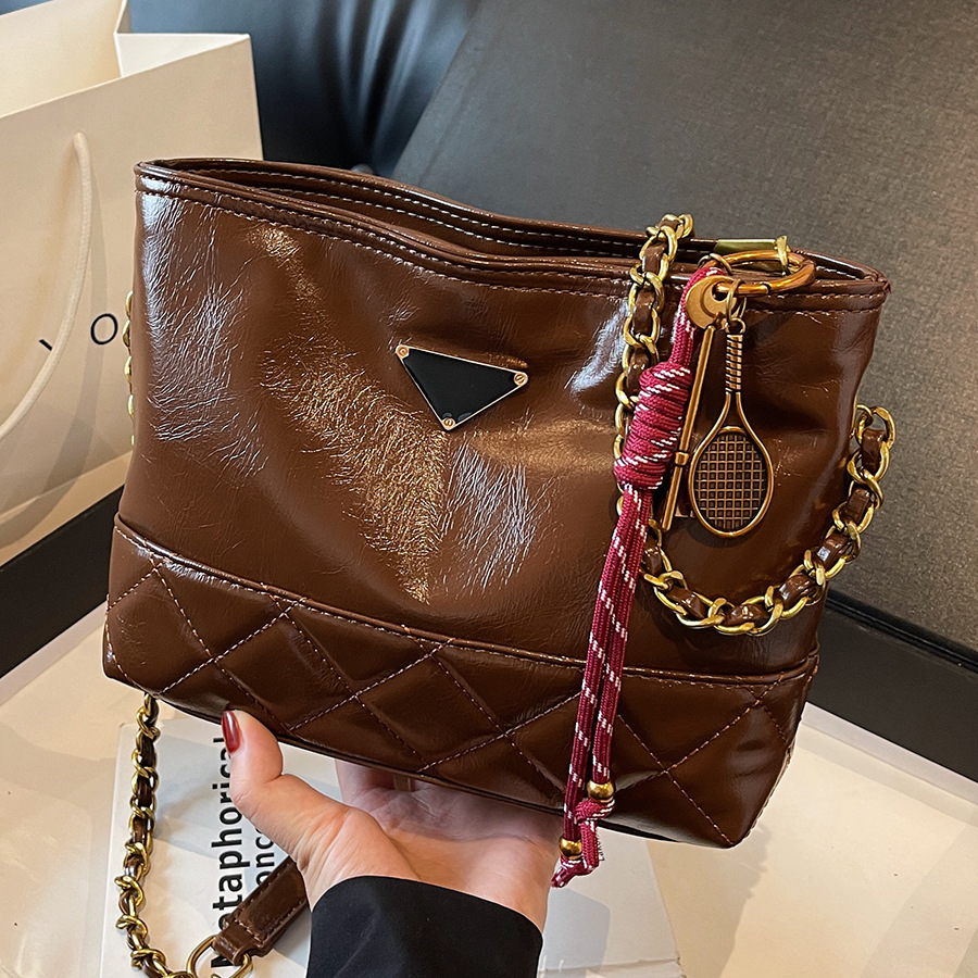 A niche and high-end soft leather bag for women, a new 2024 trendy and fashionable chanel-style chain bag, a versatile and elegant bucket bag full figure