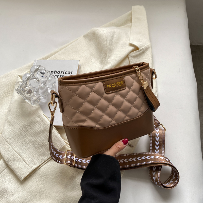 This year's popular bag for women: The 2024 new trendy and fashionable wide-shoulder crossbody bag, a versatile Instagram casual and wandering bag Specification drawing