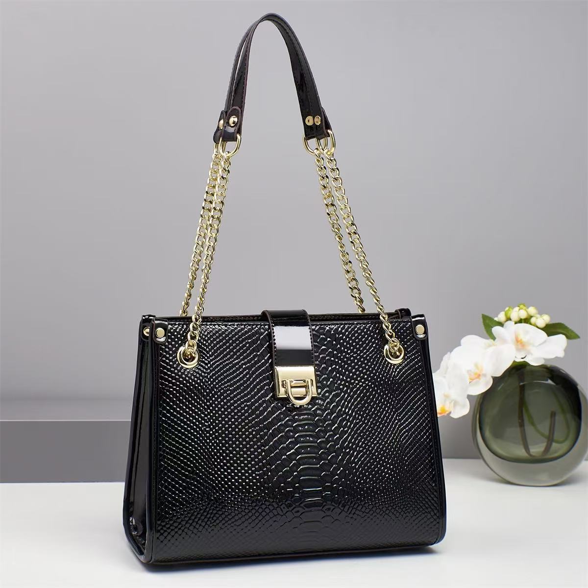 A new 2025 European and American fashion bag for your mom, featuring a large capacity, trendy hand-held single-shoulder bag with snake pattern embossing full figure